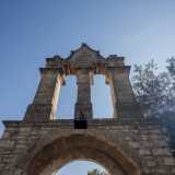 ...sormontato da un campanile a vela a due fornici...